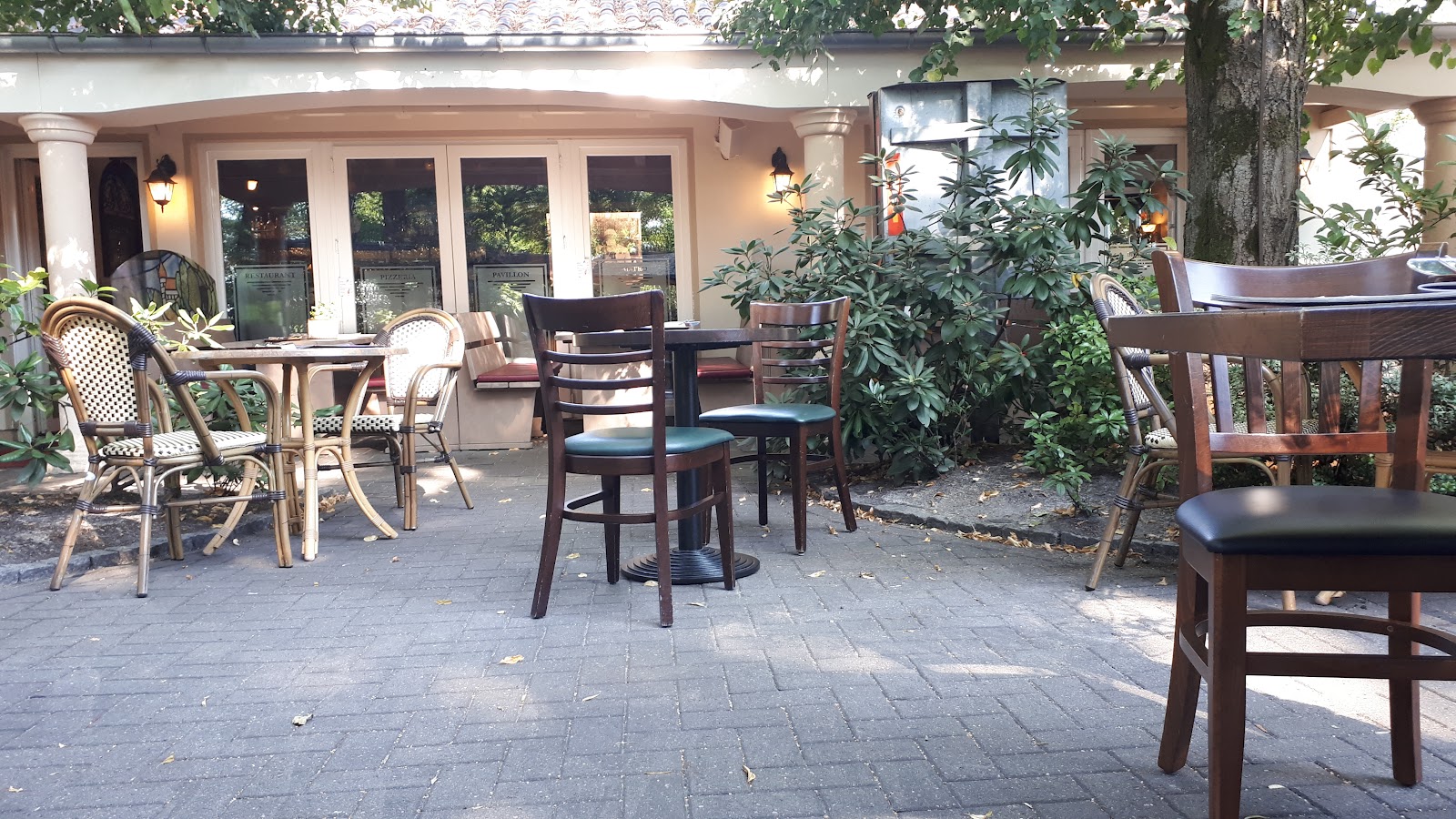 Pavillon | Restaurant • Pizzeria